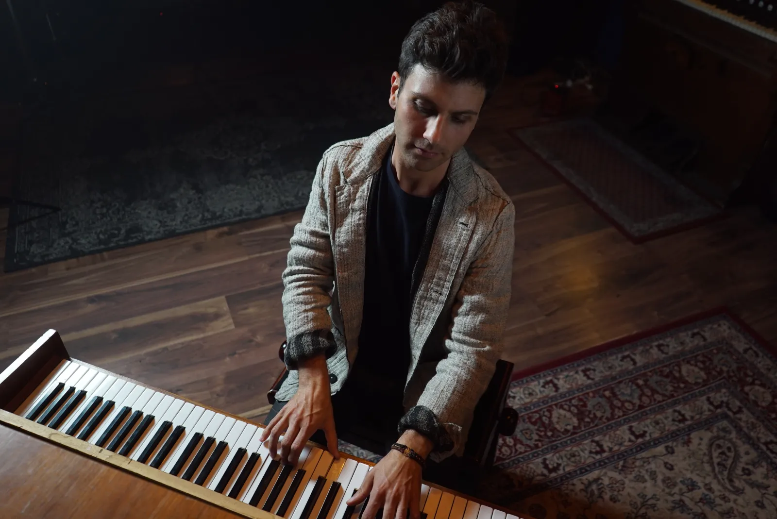 Michele Nigrelli al pianoforte, fotografato dall’alto